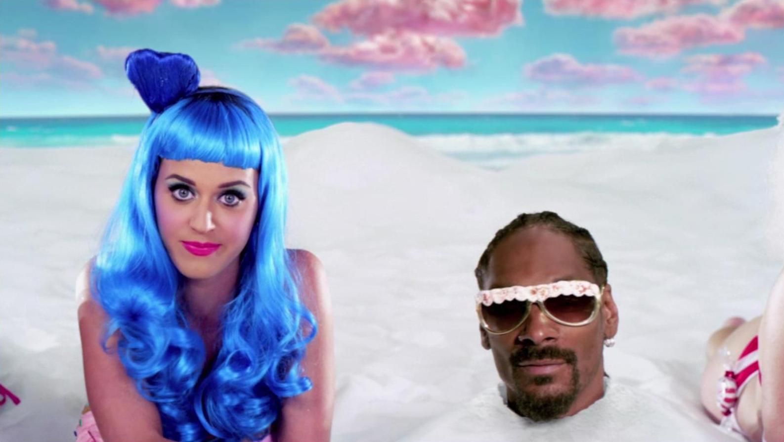 I watch music "California Gurls"; Katy Perry i Snoop Dogg w