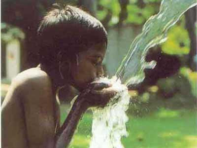 http://3.bp.blogspot.com/_e-mPA_6ZQyg/RlT8glY2P3I/AAAAAAAAB0A/uEEWGIej1rw/s400/Boy+Drinking+Water.jpg