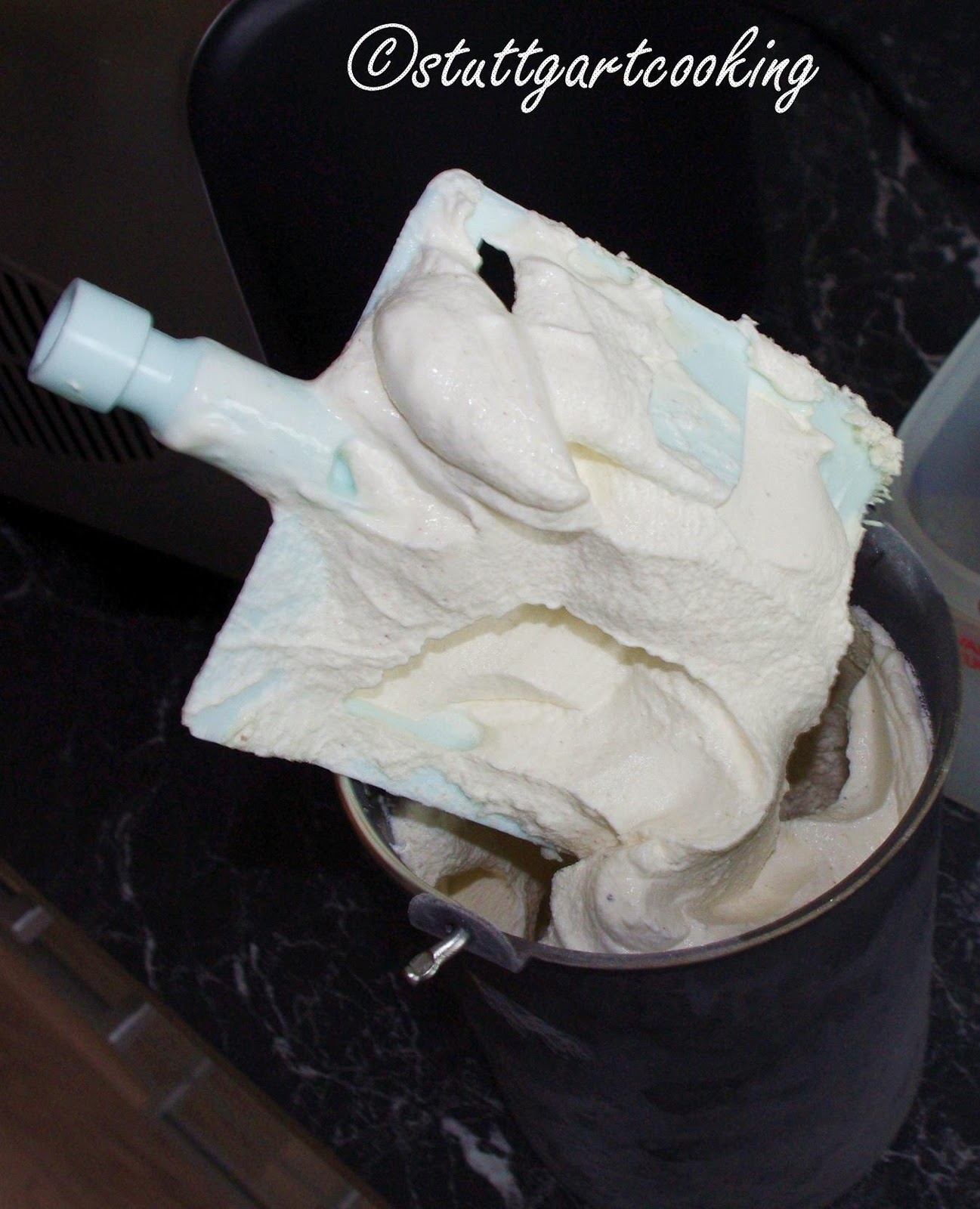 stuttgartcooking: Sauerrahm-Zimt-Eis mit Birnenspalten