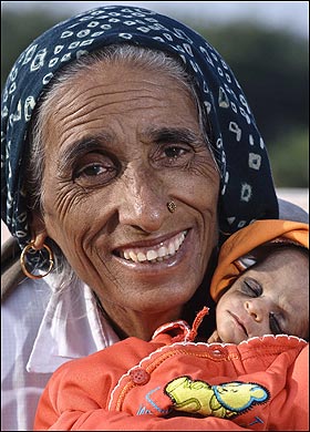 [Rajo+Devi+and+daughter+Naveen.jpg]
