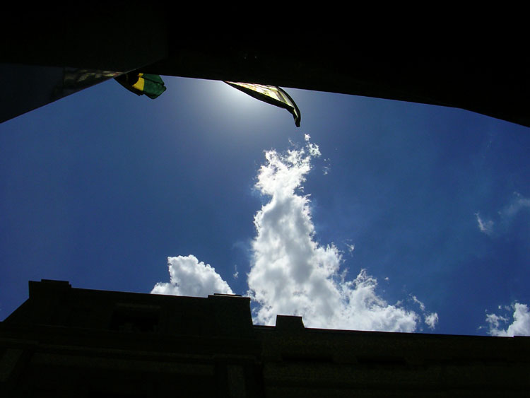 [ceu_entre_predios.jpg]