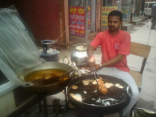 Preparing hot,piping Jalebis at Samrat - Jaipur