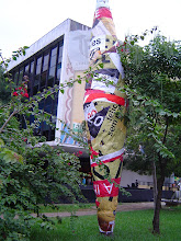 Totem "Pergaminho Filosófico Cultural"em frente ao pavilhão da Bienal São Paulo.