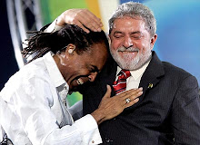O presidente Lula e o ministro da Cultura Gilberto Gil em um fraterno abraço.