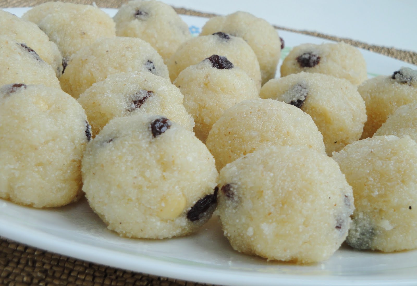 cumin and cardamom: Aaji's Rava Ladoos ( Semolina Sweets )