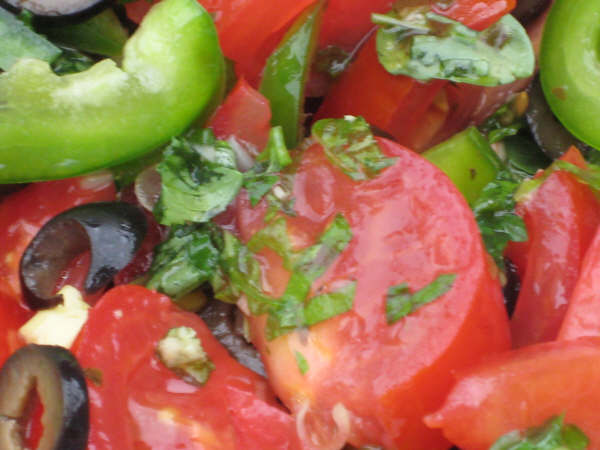 [Salade_de_tomates_poivrons_olives_et_basilic.jpg]