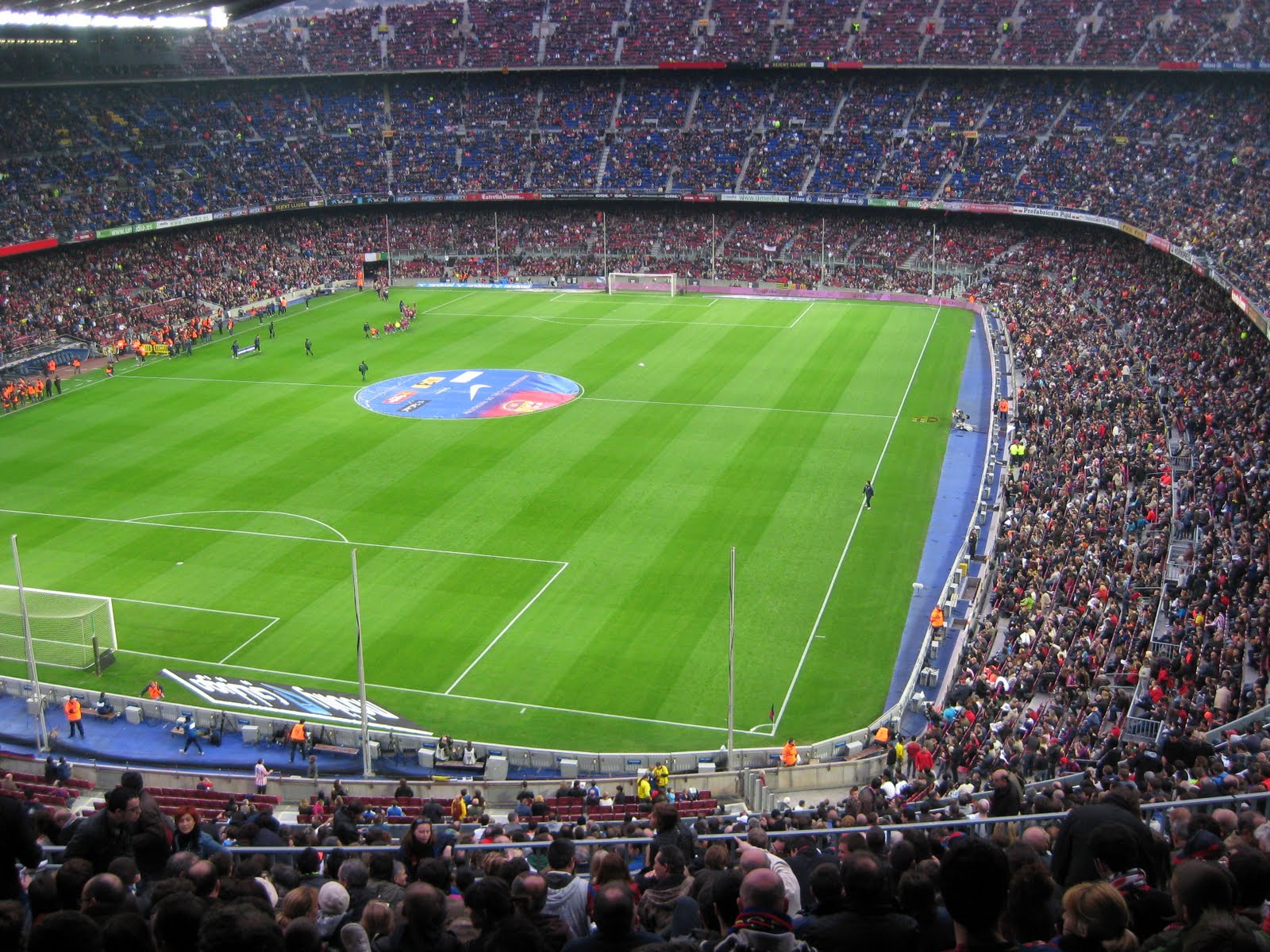 Во сколько прямой эфир футбола. Стадион Барселоны. Реал Барселона 0 4 2022. Bunyodkor Barcelona. Стадион Реала внутри фото.
