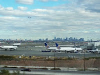 Aeropuerto de Newark. En primer plano, unos aviones de Continental. Al fondo, Manhattan