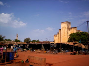 église catholique et mosqué