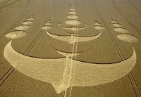 agroglifo sobre un campo de trigo en Inglaterra