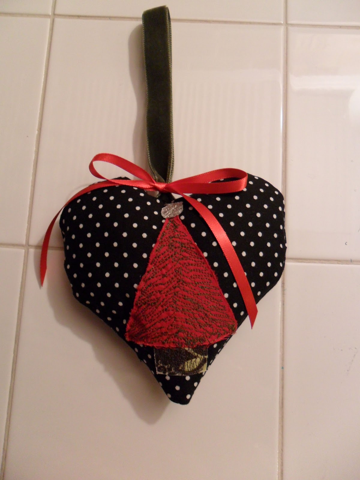 Easy Christmas Decoration Tutorial and 1st ever FREE GIVEAWAY!!! Yay!
