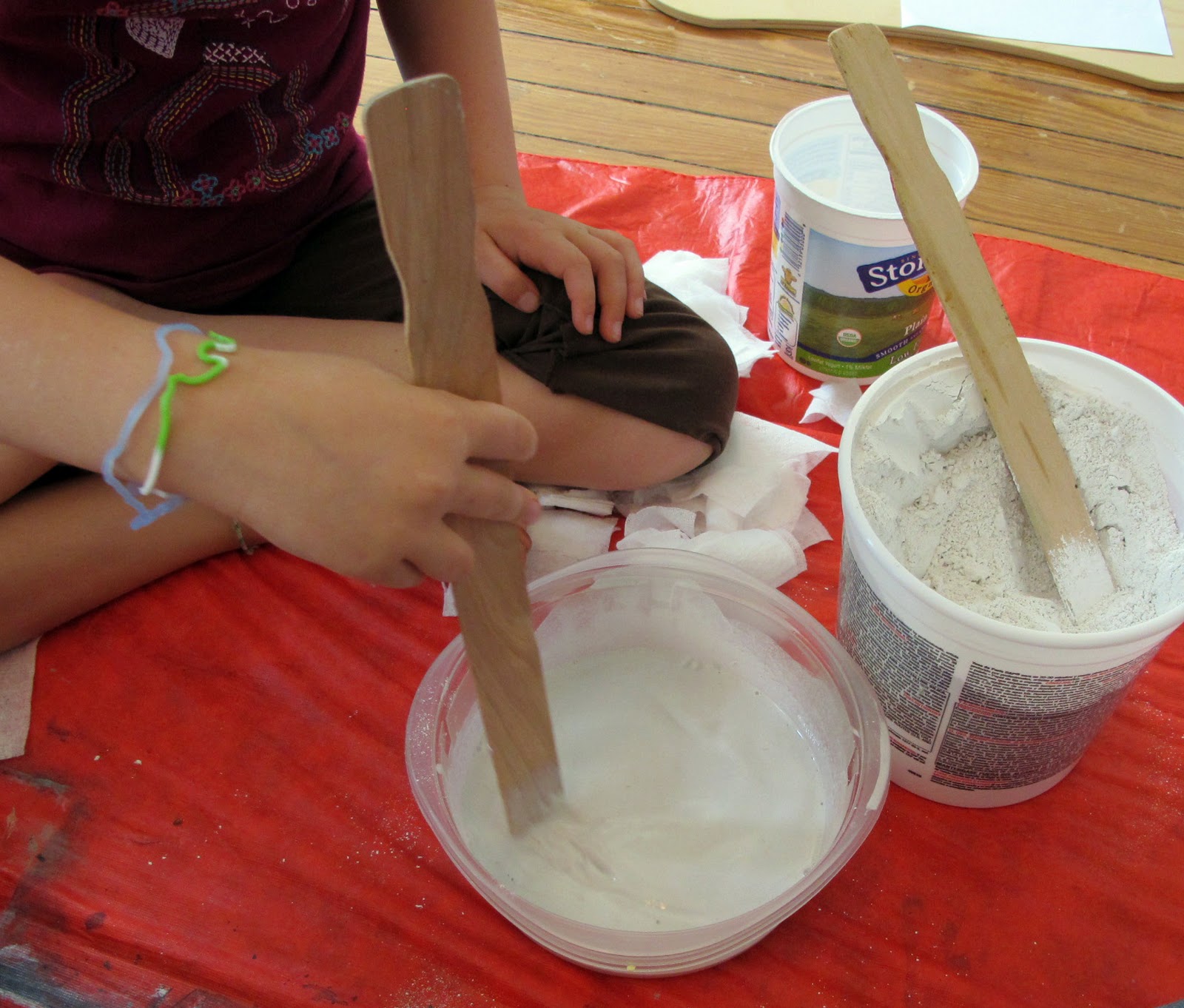 Замешивание гипса. Замешивание штукатурки. Замешивание раствора шпаклевки. Замешивание гипсового раствора. Цемент песок клей пва.