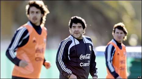 [_46513485_maradona466ap.jpg]