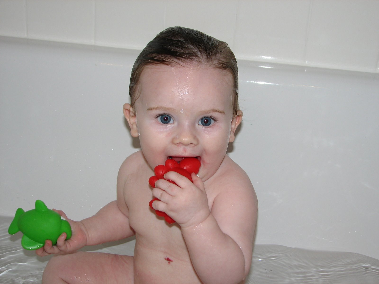 [Kelsey+-+9+months+happy+bath-tub+time+003.jpg]