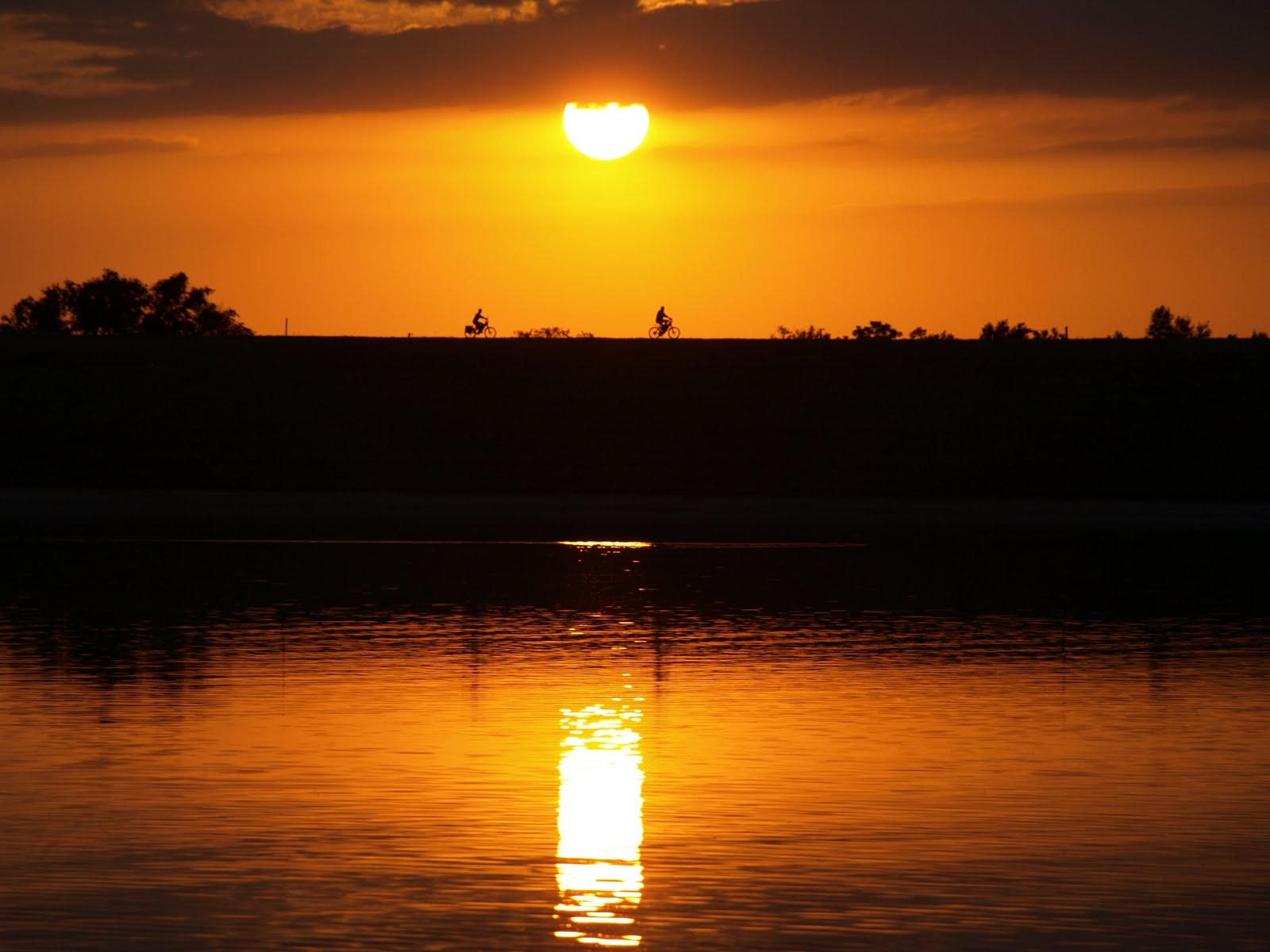 [Sunset+over+Holmes+Lake.JPG]