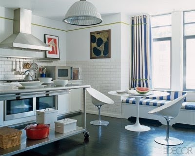 Modern white kitchen-a narrow green border as a design motif 