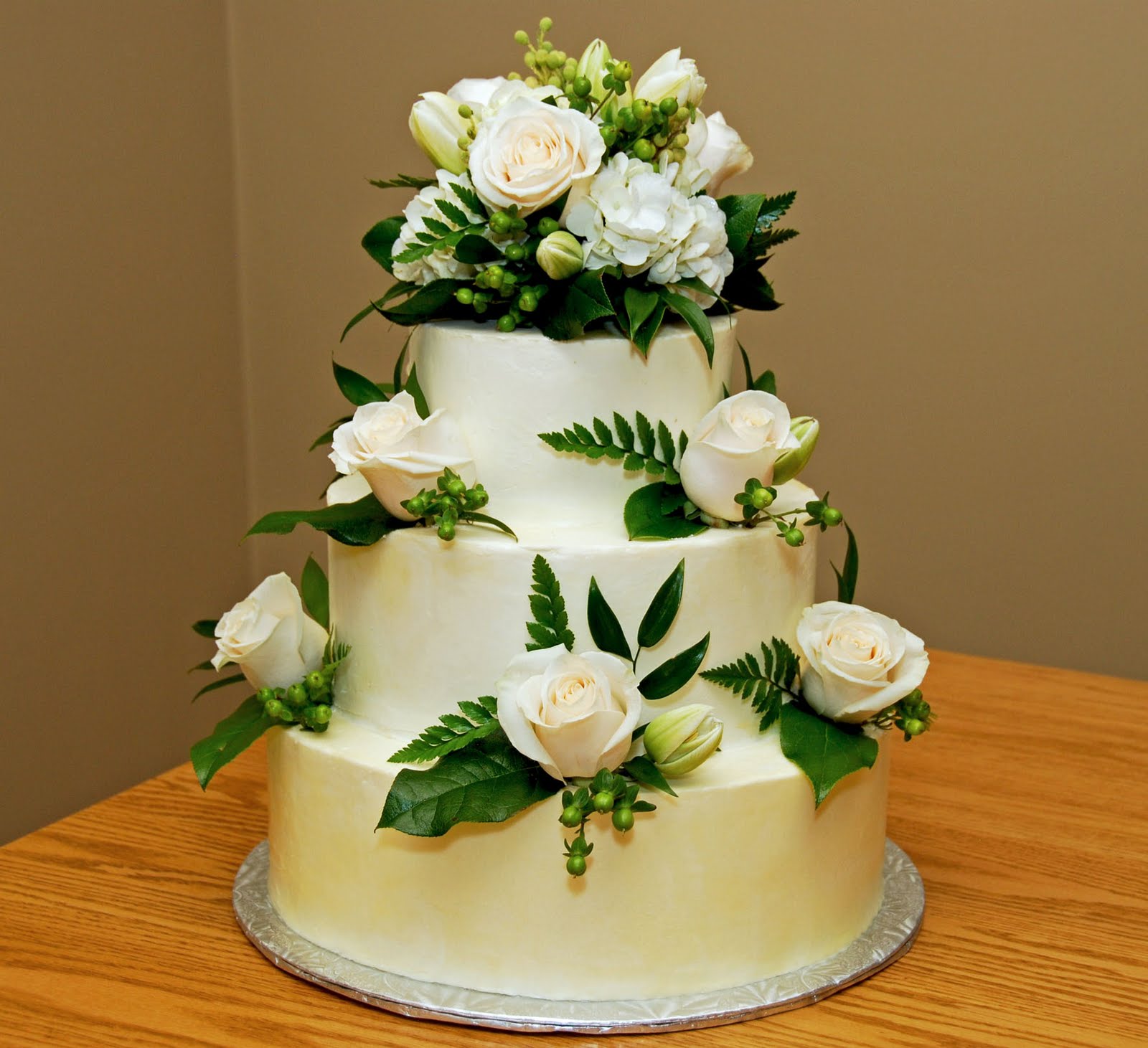 Special oCAKEsions: Buttercream and Roses Wedding Cake