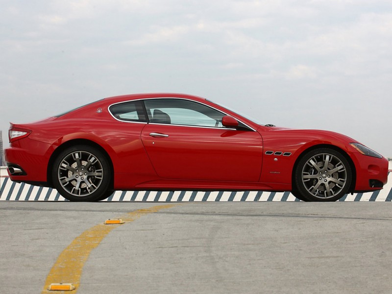 [2009+Maserati+GranTurismo+S+red.jpg]