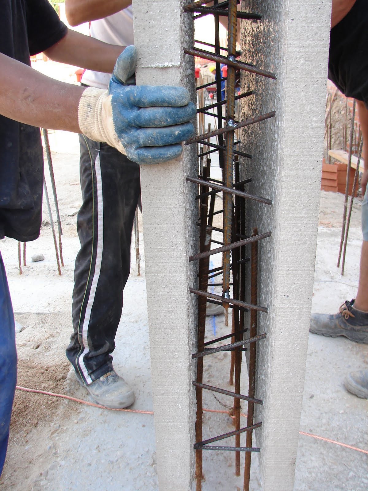 Muros de contención de hormigón semi-prefabricados., image size:1200x1600