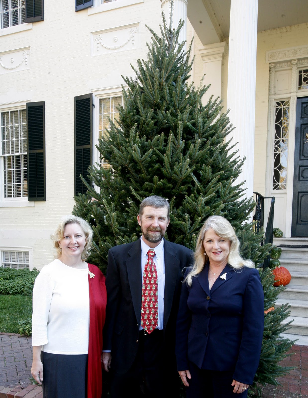 SWAC Girl Official Christmas tree arrives at Va. Governor's Mansion
