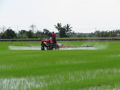 SAWAH SEMPADAN 2: 12. MESIN PENYEMBUR RACUN DAN BAJA BERBUTIR (BSA 531)
