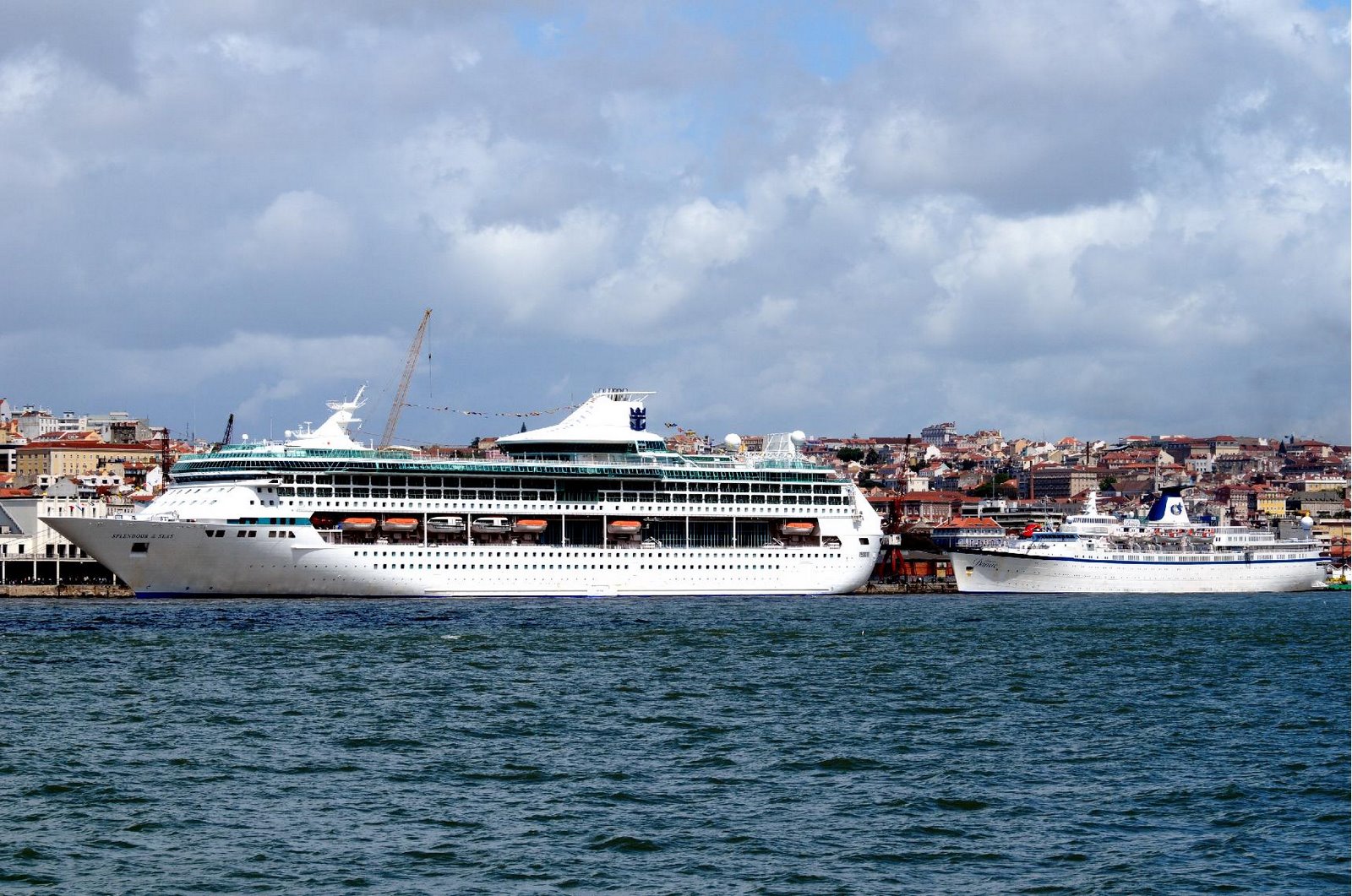 [SPLENDOUR+&+P+DANAE+2008-04-20+red.JPG]