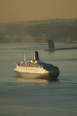 QE2 LEAVING LISBON 13 DECEMBER 2005