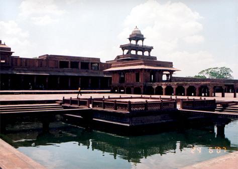 [p325349-Fatehpur_Sikri-Anup_Talao.jpg]