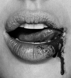 [labios+con+sangre+(blanco+y+negro).jpg]