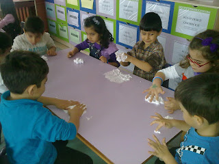 Bu çalışmada çocuklar hem parmak kaslarını geliştiriyorlar,hem sayıları