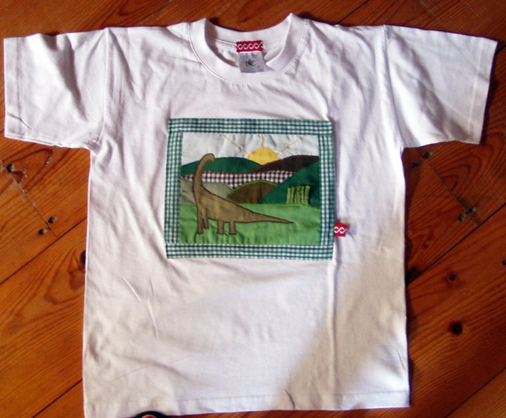 [tshirt+dino.jpg]
