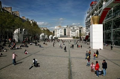 Actuaciones en explanada del Centro Pompidou en Paris
