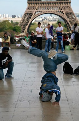 Baile callejero junto a torre Eiffel 