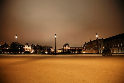 Paseo nocturno por el Louvre en Paris