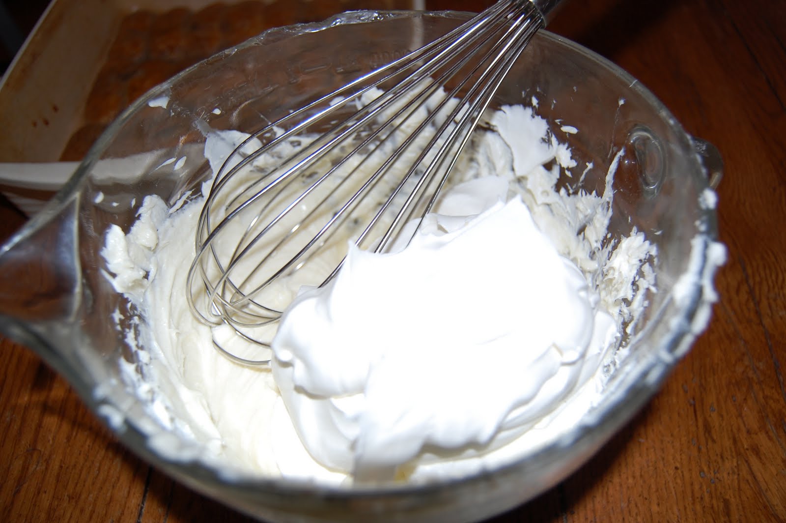 Заварной крем фото. Взбитые кокосовые сливки. Крем из взбитых сливок и сахарной пудры. Крем взбитые сливки с желатином. Крем из сухих сливок для торта.