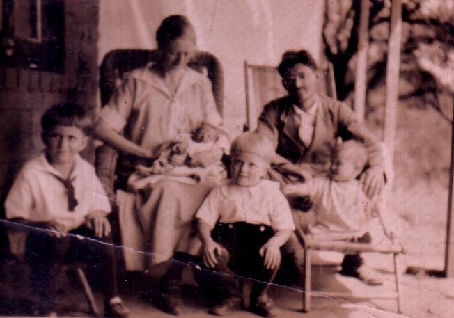 [Grings+family,+1926+-+Bob,+Ruth+with+Grant,+Roy,+and+Herbert+with+Bessie.jpg]