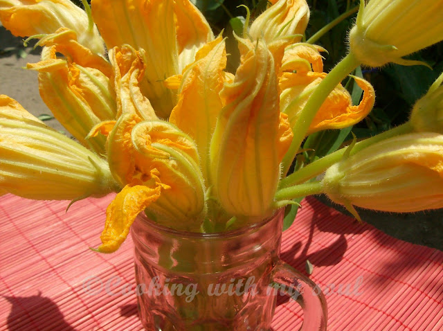 Flori de dovlecel umplute cu mozzarella si ansoa (Stuffed Zucchini Blossoms)