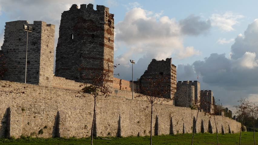 Descubriendo el mundo: Las murallas de Teodosio