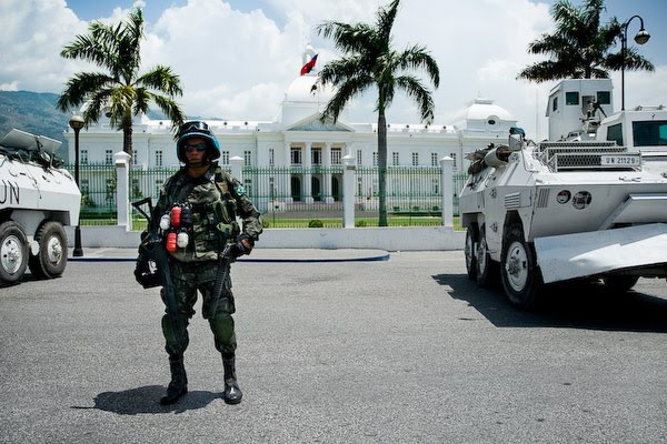 [minustah+palacio+presidencial+haiti.jpg]