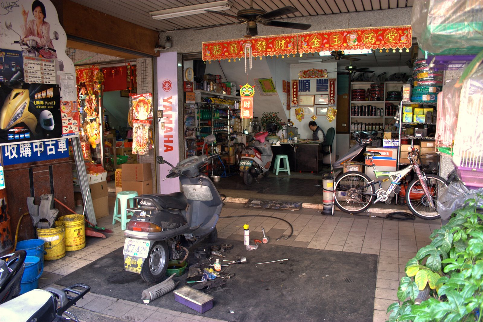 [Convenience+store+and+scooter+repair+shop+-+Taichung+Taiwan.jpg]