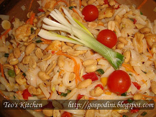 Salata cu taietei de orez si pui