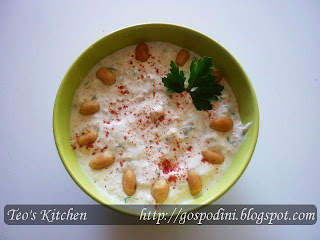 Sos de iaurt cu alune