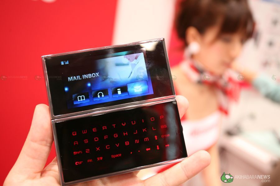[Docomo-Fujitsu-Magnetic-Concept-Phone-2.jpg]