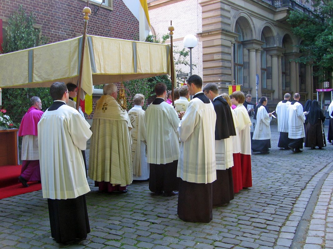[Procession+to+the+Third+Altar.jpg]