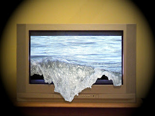 Mar saliendo de la pantalla de una televisión