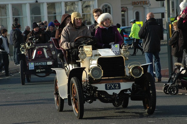 Автопробег старинных автомобилей в Англии 