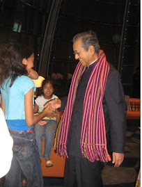 Graciela presented a traditional salendang to Tun Mahathir for helping us.