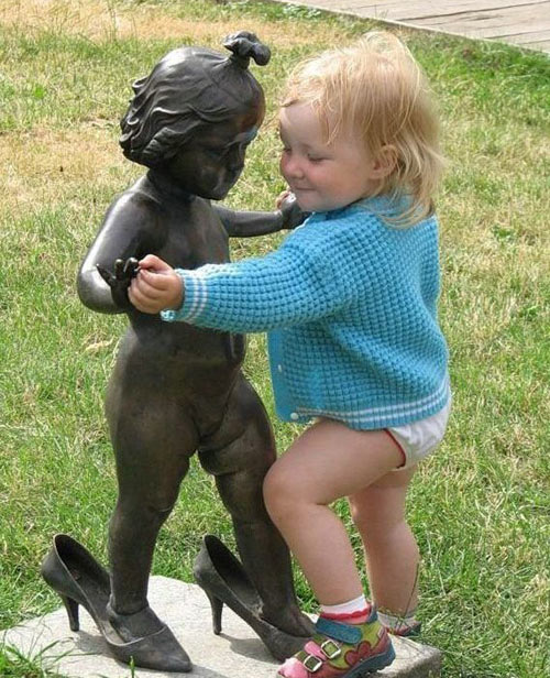 [funny-kid-statue-dance.jpg]