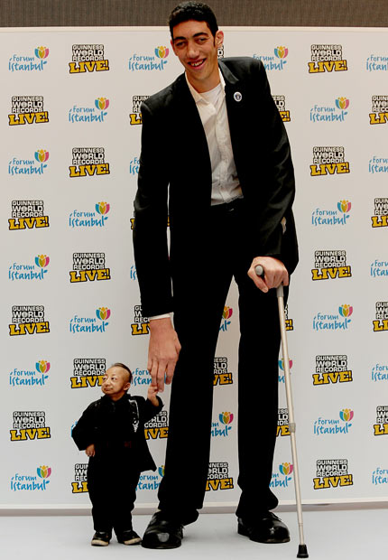 Its All About Fun Worlds Tallest And Smallest Man Together its-all-about-fun-worlds-tallest-and-smallest-man-together