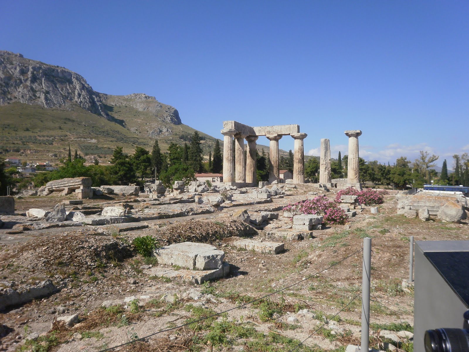 Город спарта расположен в. Храм Аполлона в Фивах. Фивы Акрополь Греция. Древняя Греция Афины Фивы Спарта. Коринф Греция.